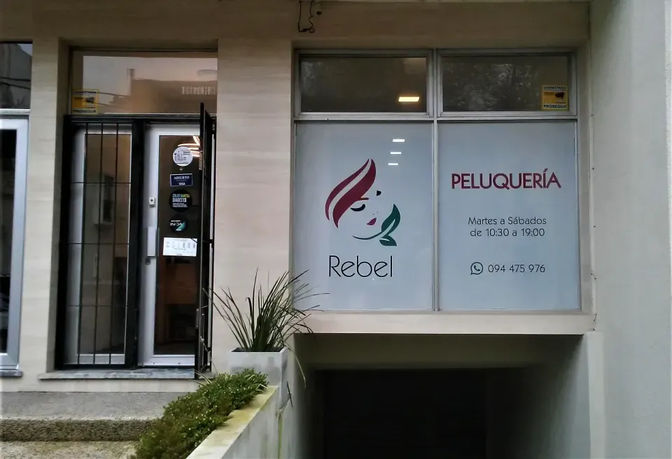 Frente de Peluquería Rebel